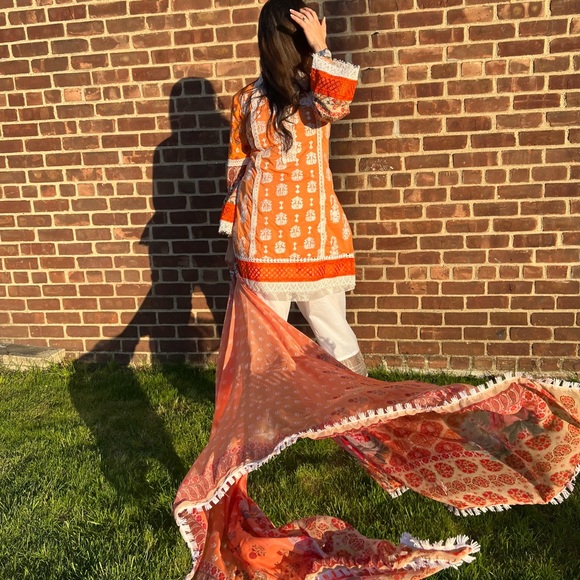 Sobia Nazars Lawn Suit Set size small - Picture 3 of 7